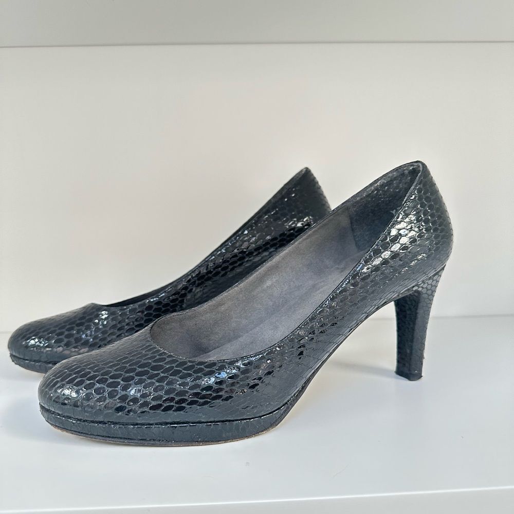 Stuart Weitzman Black Snakeskin Pumps, 7.5 - Picture 2 of 11